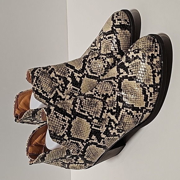 Mata Valentina Bootie Ankle Boot Snake Skin Animal Print Zipper Stacked Heel 10 - Picture 1 of 13